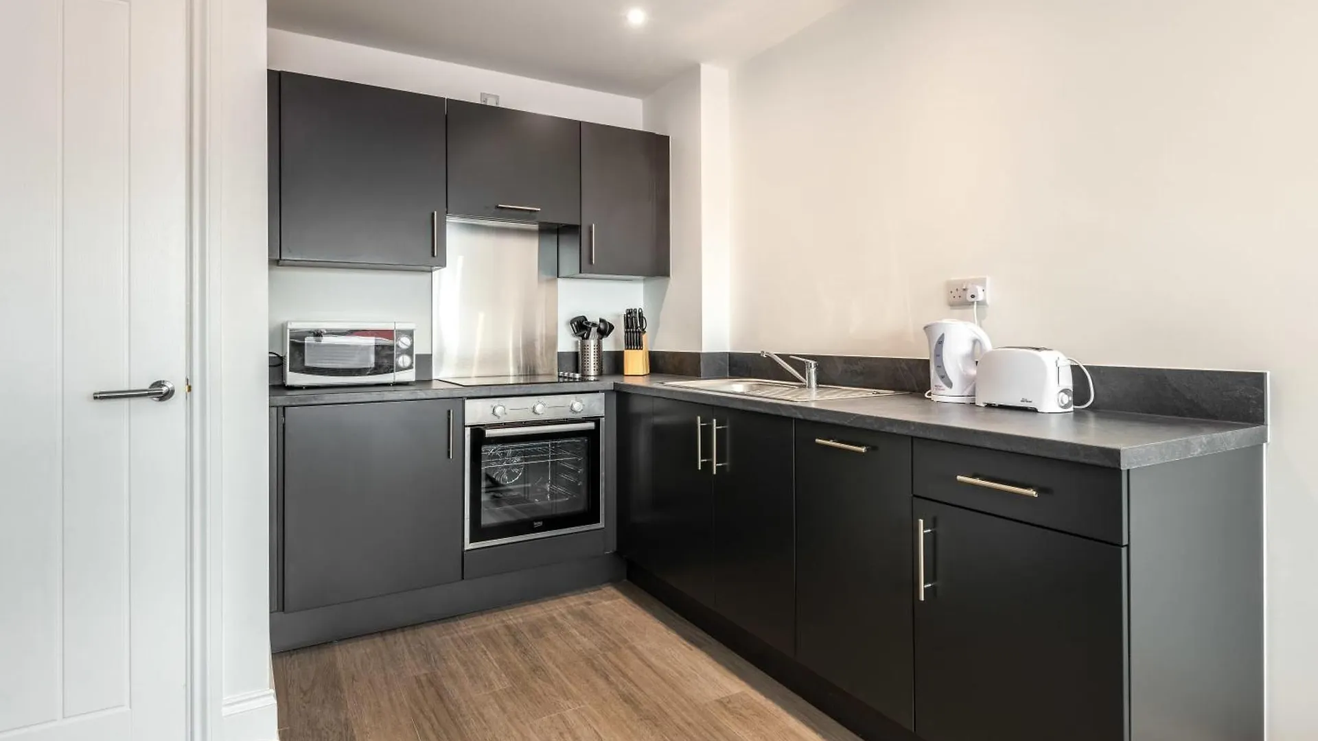 Modern 1 Bedroom Apartment In Central Wakefield 0*,